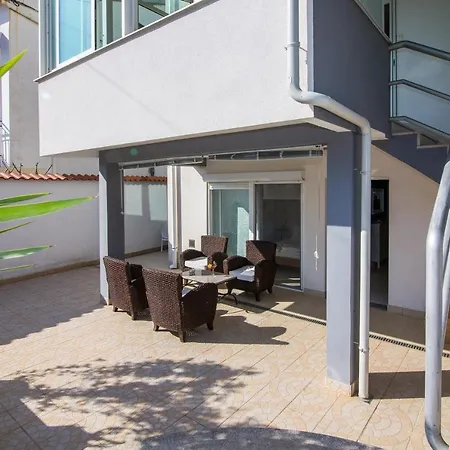 Lili Flora Apartman *