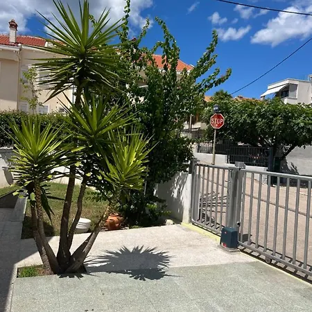 Apartament Lili Flora *