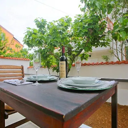 Апартаменти Lili Flora *