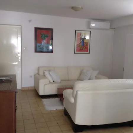 Апартаменти Lili Flora *